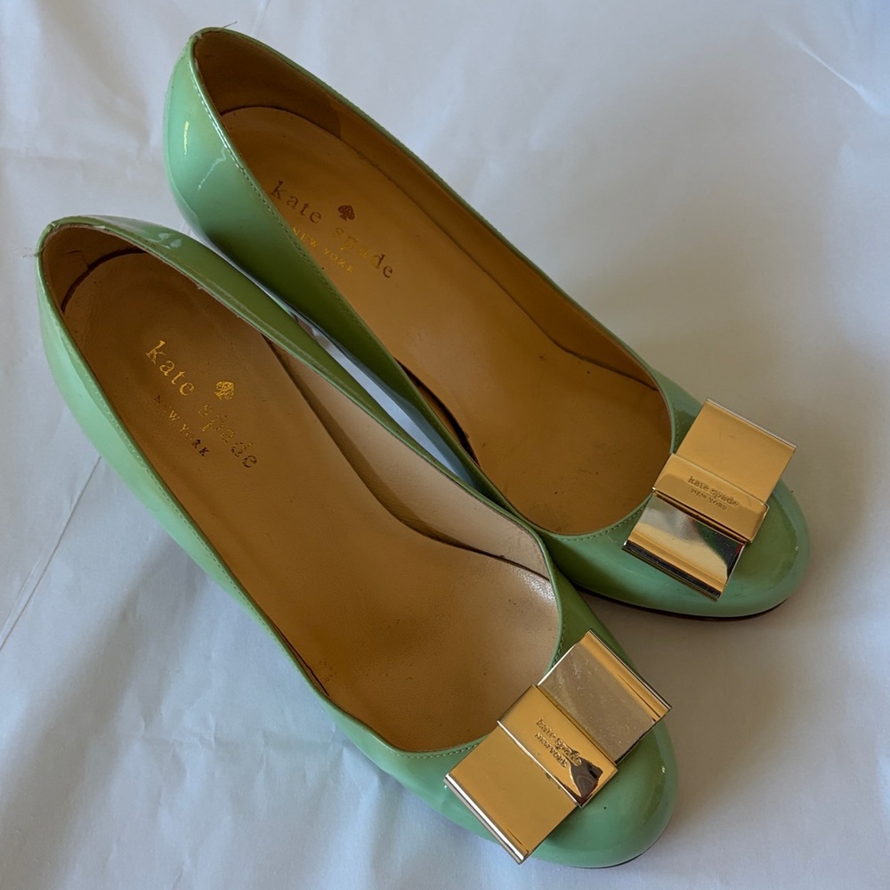 Kate Spade ‘Karolina’ pumps in seafoam with gold bow Size 6 Made in Italy - Picture 3 of 8